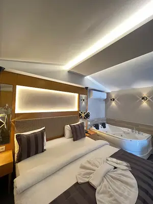 THE PORT ROOMS