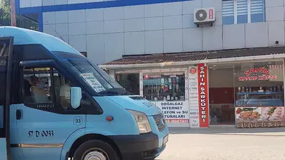 Dolmuş durağı - Dolmuşlar ve halk otobüsleri Kooperatifi İrtibat Bürosu