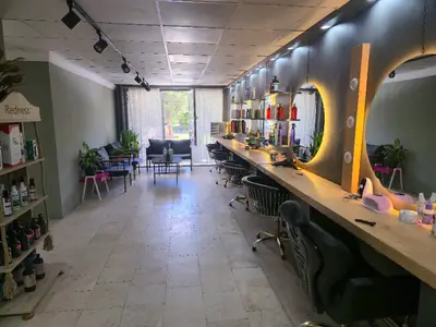 FIRAT & ÖMÜR KUAFÖR VE GÜZELLİK SALONU